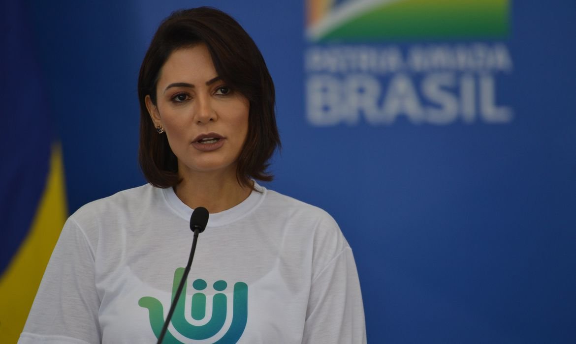 Chegada de Laura Bolsonaro a Colégio Militar causa aflição em