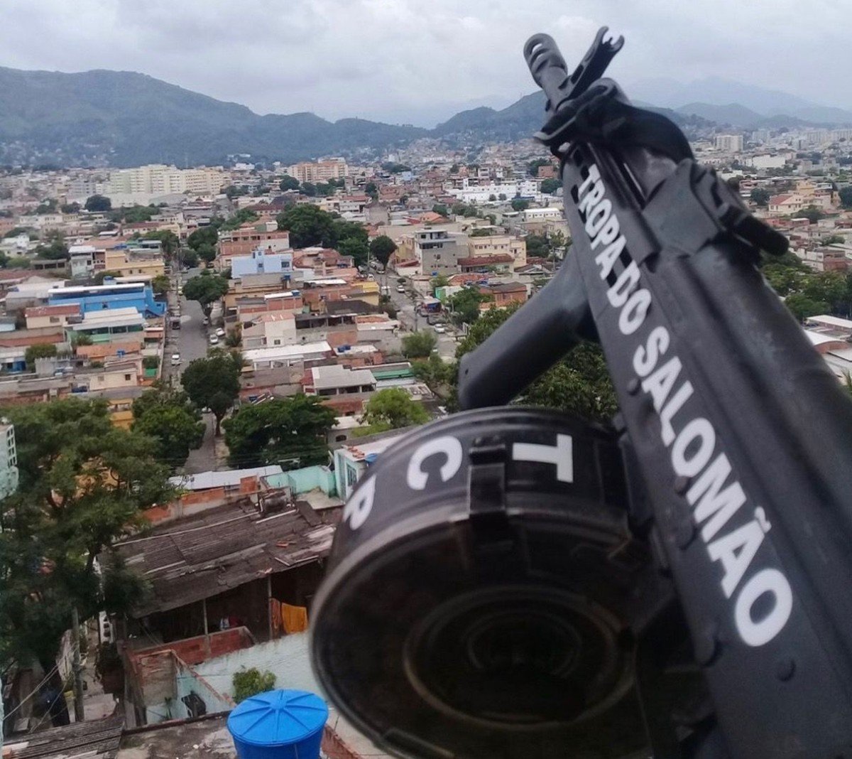 Pastor abençoa armas de policiais após culto em Curitiba