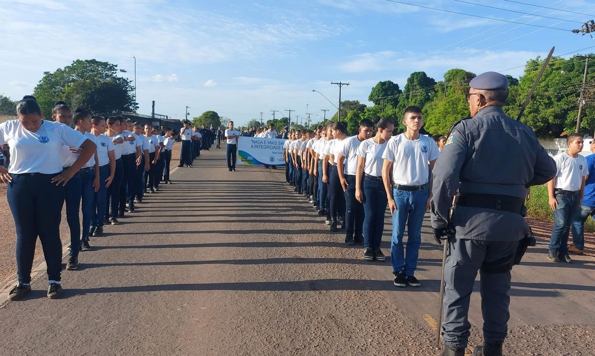 PDF) A Militarização Como Política De Educação Pública Brasileira: O  Programa Nacional Das Escolas Cívico-Militares