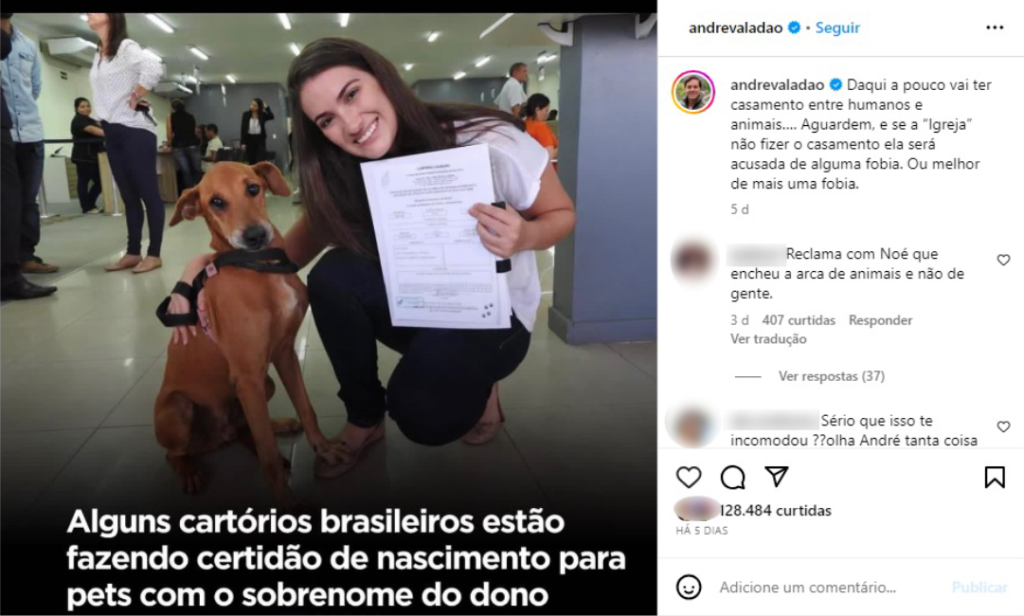 O cão pastor inglês velho do cão que guarda a placa com escreve abraça-me.