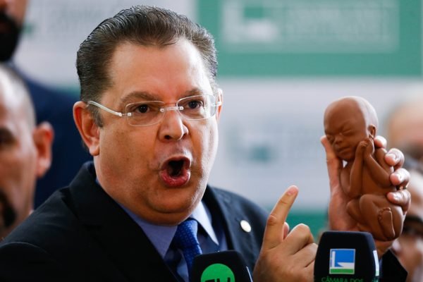 SOSTENES    BRASÍLIA 19. 06.2024  DEPUTADO SÓSTENES CAVALCANTE/ ABORTO  POLÍTICA  OE -  O deputado Sóstenes Cavalcante (PL- RJ),   durante pronunciamento realizado no salão verde da Câmara dos Deputados na manhã desta quarta-feira 19 de Junho de 2024,  onde falou  sobre o projeto de lei de sua autoria,que endurece a legislação do aborto no Brasil.  FOTO: WILTON JUNIOR/ ESTADÃO